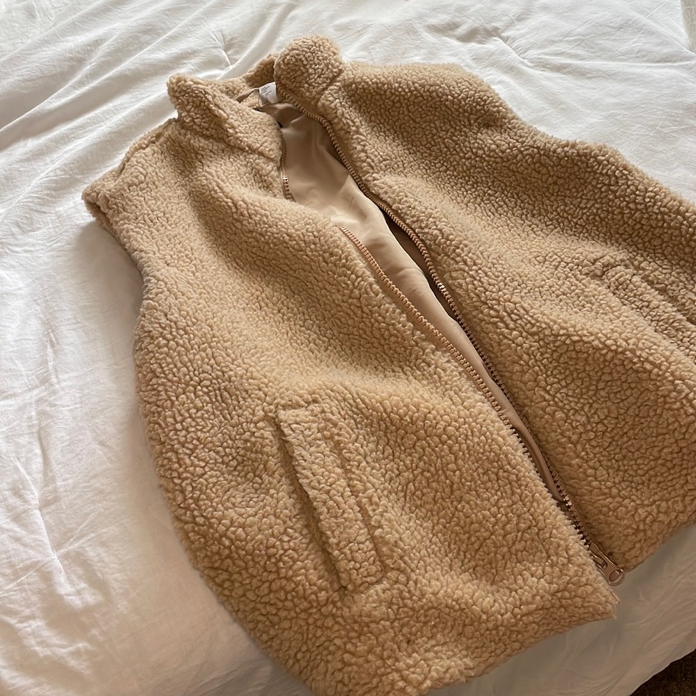 lightly used H AND M VEST SIZE XS